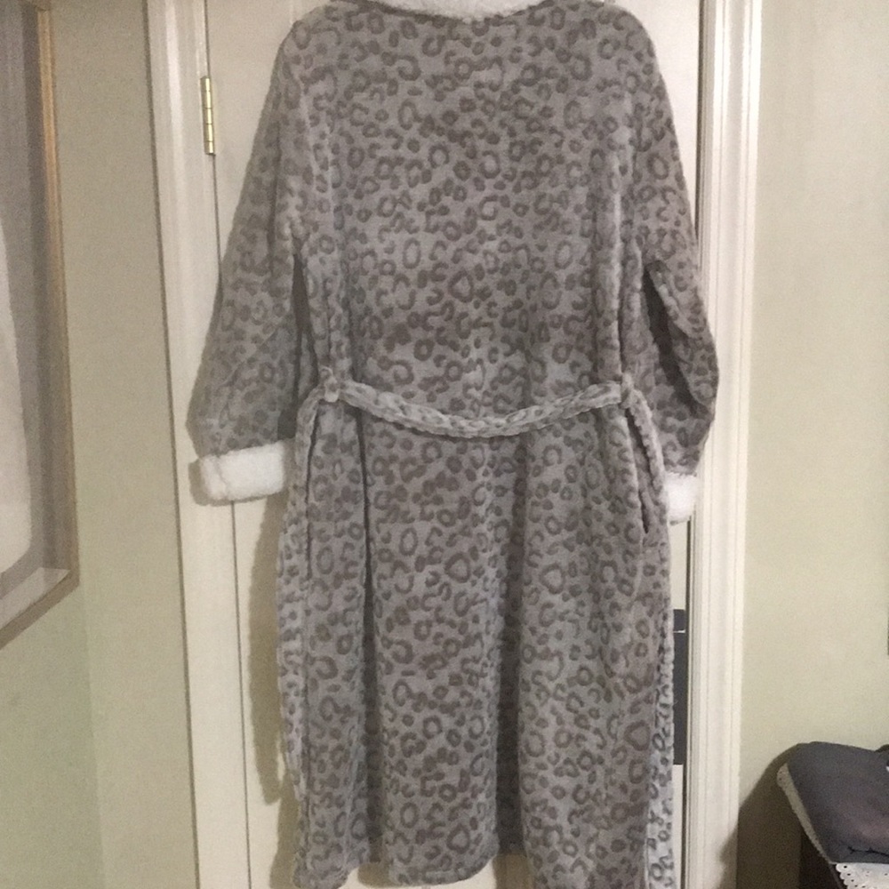 Luxury Robe - Picture 2 of 5